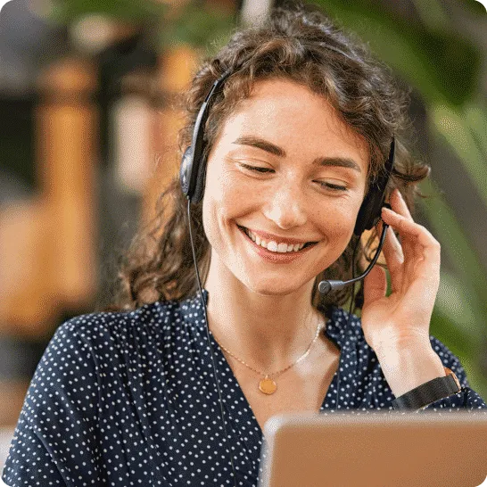 Une femme animant une démonstration en direct, souriant devant l'ordinateur