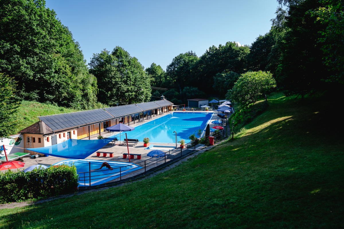 Bild einer Häuserreihe an einem Fluss