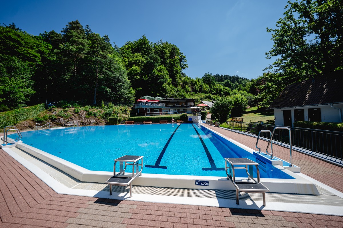 Bild einer Häuserreihe an einem Fluss