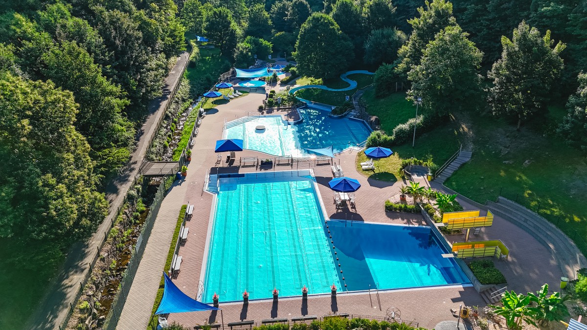 Bild einer Häuserreihe an einem Fluss