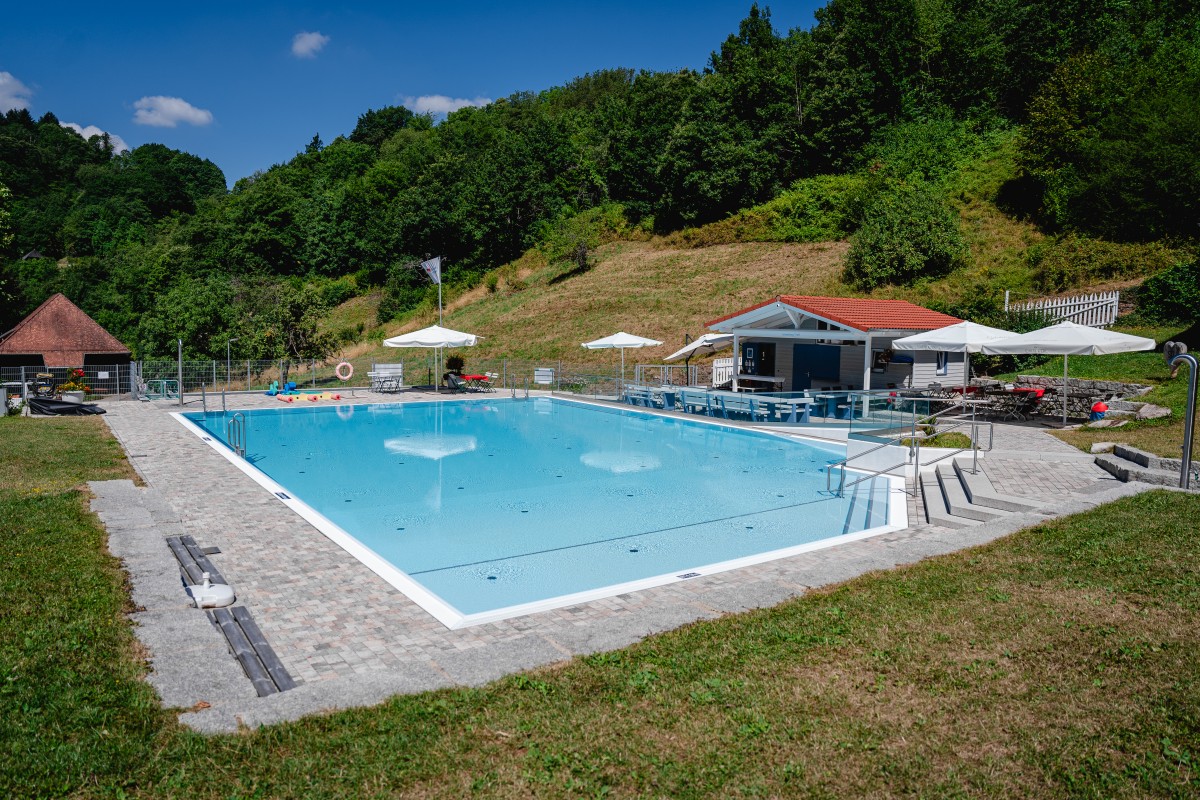 Bild einer Häuserreihe an einem Fluss