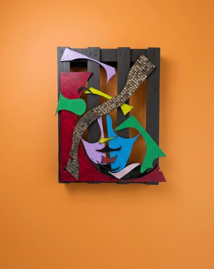 Ett färgglatt abstrakt konstverk i collage-stil som föreställer en gitarr, uppbyggt av papper, kartong och textil i starka färger mot en orange bakgrund.