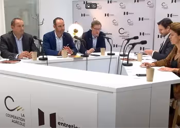 Table ronde de la Coopération Agricole avec des intervenants discutant d'un sujet agricole devant un décor institutionnel.