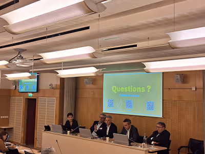 Table ronde avec plusieurs intervenants devant un écran affichant 'Questions ?' lors de la présentation de l’observatoire économique Métiers du Grain