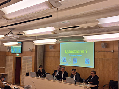 Table ronde avec plusieurs intervenants devant un écran affichant 'Questions ?' lors de la présentation de l’observatoire économique Métiers du Grain