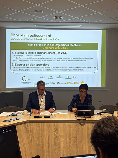 Antoine Hacard et une intervenante lors de la conférence de presse de rentrée Métiers du Grain, avec une présentation projetée en arrière-plan