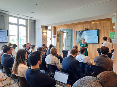 Conférence sur la nutrition animale à la Maison des Agros, avec public attentif et intervenante au micro