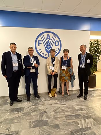Groupe de participants lors de l’atelier FAO-FEFAC sur la biosécurité, devant le logo de la FAO