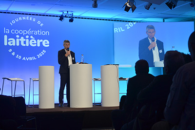 Intervenant sur scène lors des Journées Laitières 2025, devant un public réuni à Paris