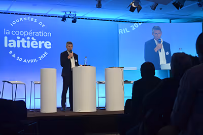 Intervenant sur scène lors des Journées Laitières 2025, devant un public réuni à Paris