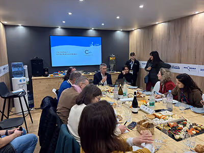 Table ronde de la Coopération Laitière avec journalistes et intervenants, présentation de la feuille de route 2025