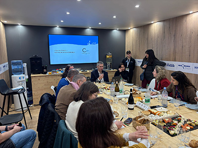 Table ronde de la Coopération Laitière avec journalistes et intervenants, présentation de la feuille de route 2025