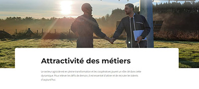 Deux professionnels agricoles échangent sur un site d’exploitation au lever du jour, illustration de la série vidéo sur l’attractivité des métiers du Pôle animal