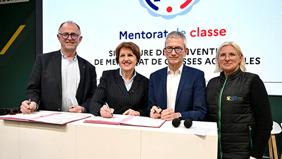 Signature officielle d’une convention de mentorat entre représentants du ministère de l’Agriculture et du secteur coopératif au Salon de l’Agriculture.