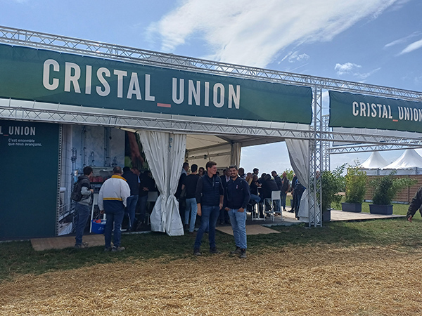 Stand Cristal Union accueillant les visiteurs lors d’un salon agricole en plein air