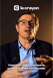 Homme en interview face caméra avec logo « Le Crayon », déclarant « il permet d’assurer que la production sera française ».
