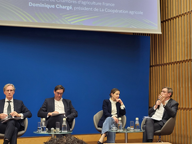 Conférence sur l’agriculture avec quatre intervenants assis sur scène, dont Dominique Chargé, président de La Coopération Agricole, s’exprimant devant un public.