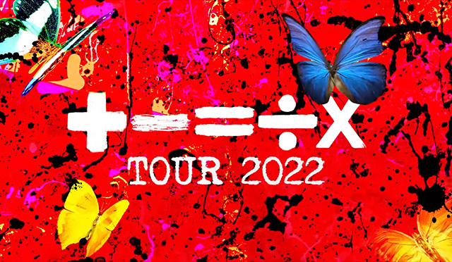 Bunte Schmetterlinge auf rotem Hintergrund umgeben weiße Rechenzeichen und den Text ‚TOUR 2022‘.