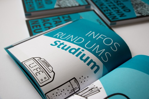 Geöffneter Kalender mit der Aufschrift 'Infos rund ums Studium' und einfachen schwarz-weißen Illustrationen.