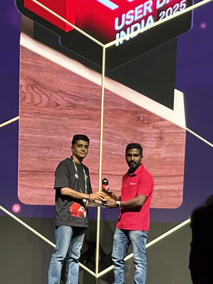 PingCAP leader handing the TiDB award trophy to Kabilesh P.R.