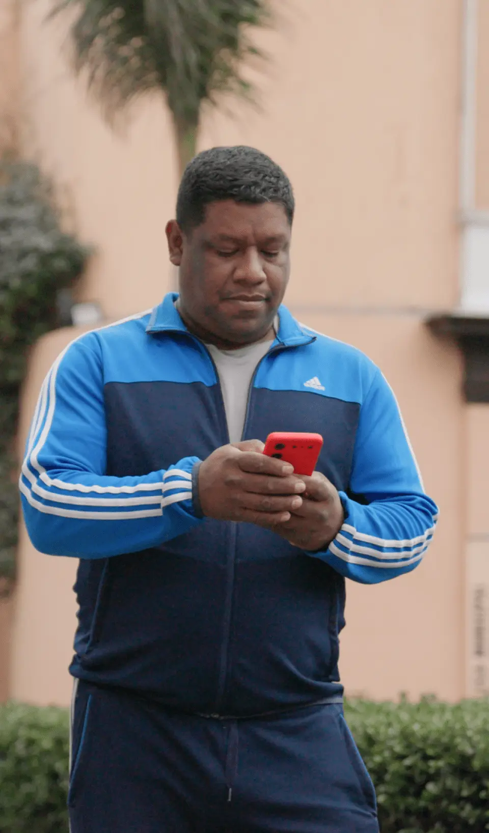 Hombre comparte experiencia positiva usando préstamos de vana.