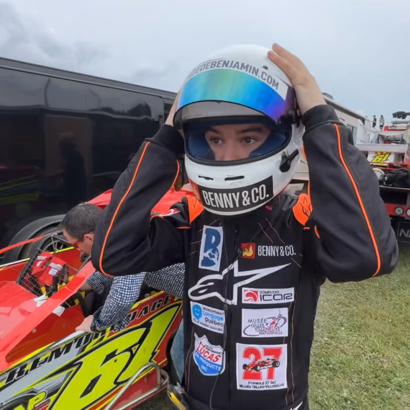 Découvrez comment Remorquage Boissonneault a contribué à faire vivre à Benjamin Gratton une expérience unique au volant d’une voiture de course Slingshot.