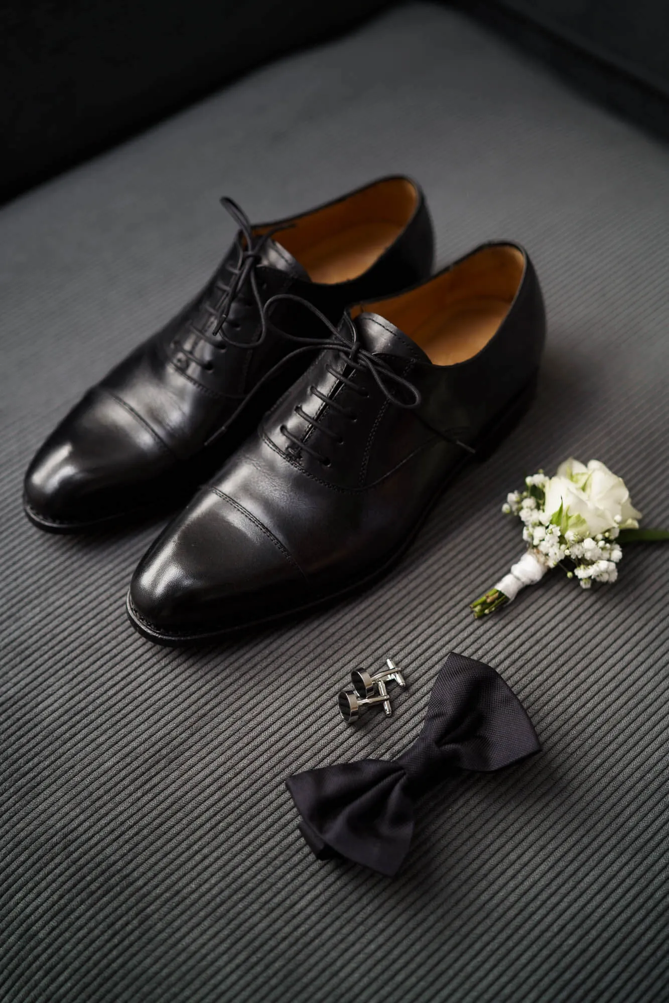 Schwarze Hochzeitsschuhe, Fliege und Ansteckblume