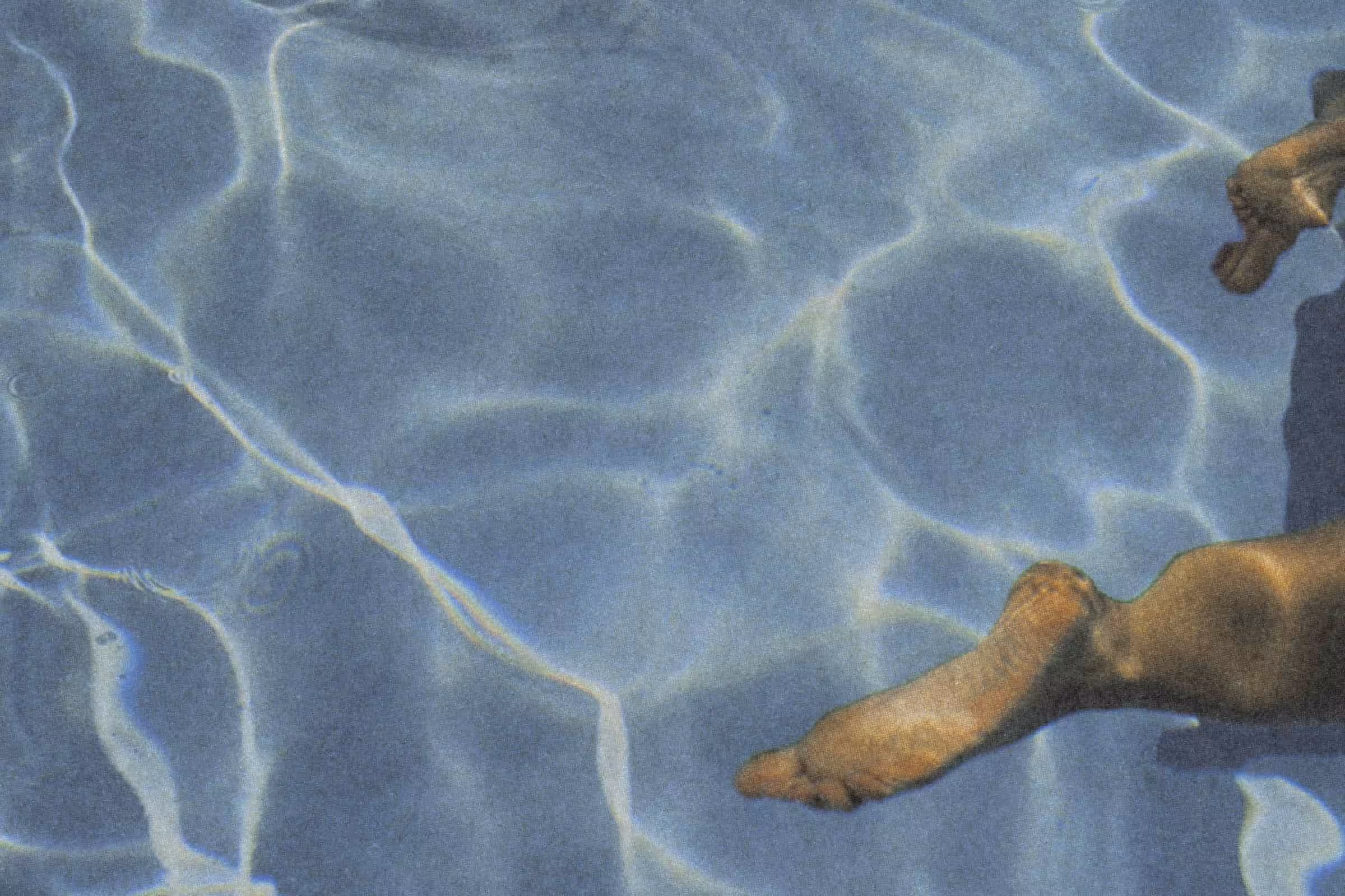 A women swimming wondering if she can swim with a yeast infection