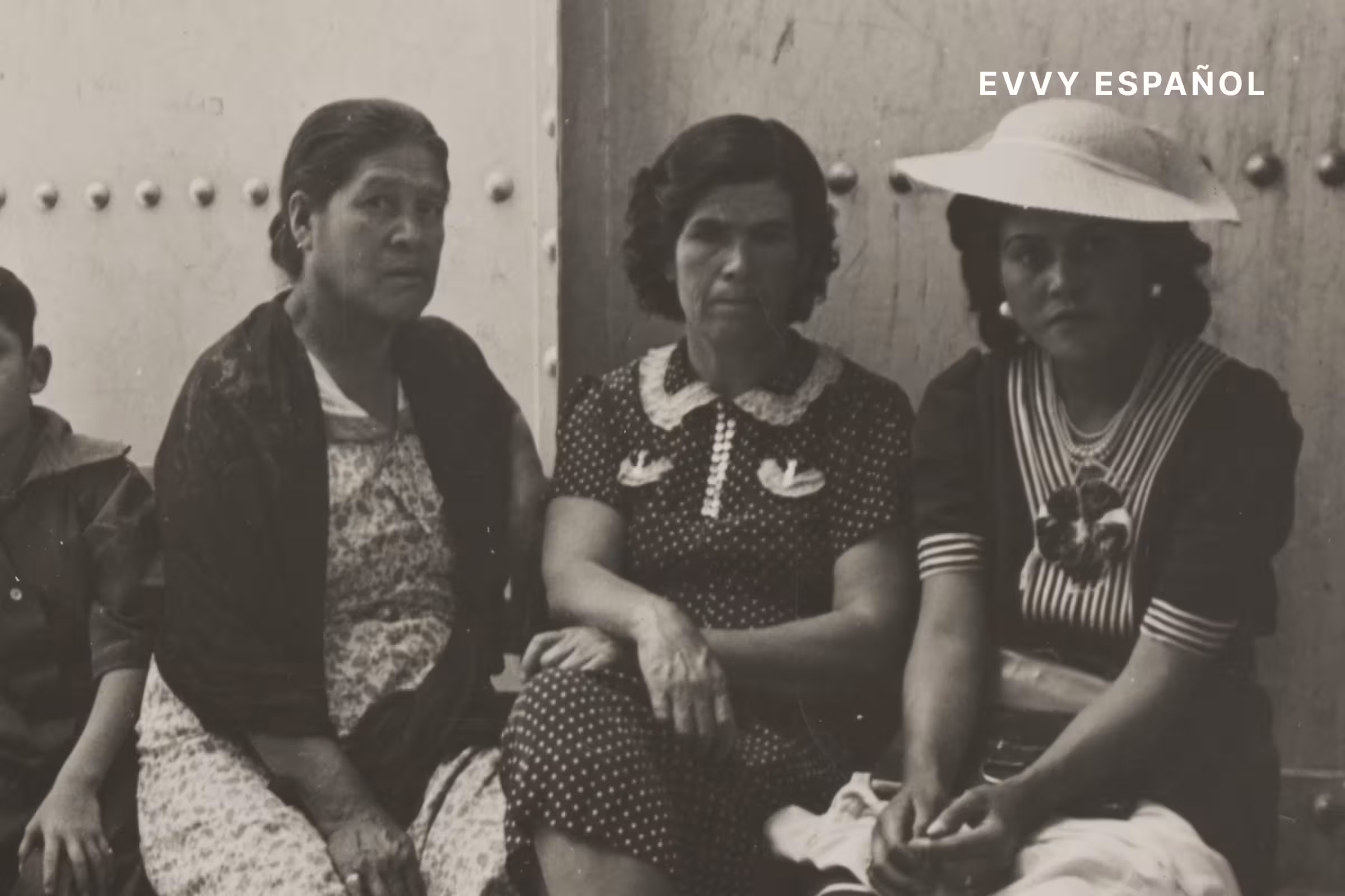 A mamá, tía, and abuela sitting together talking about vaginal health. 