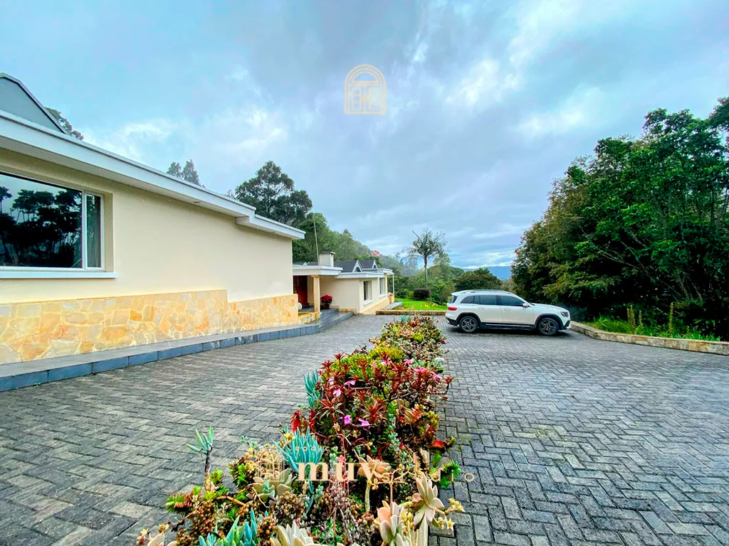 Gran casa campestre, clásica y amplia, rodeada de montañas y naturaleza en la floresta de la Sabana en venta.