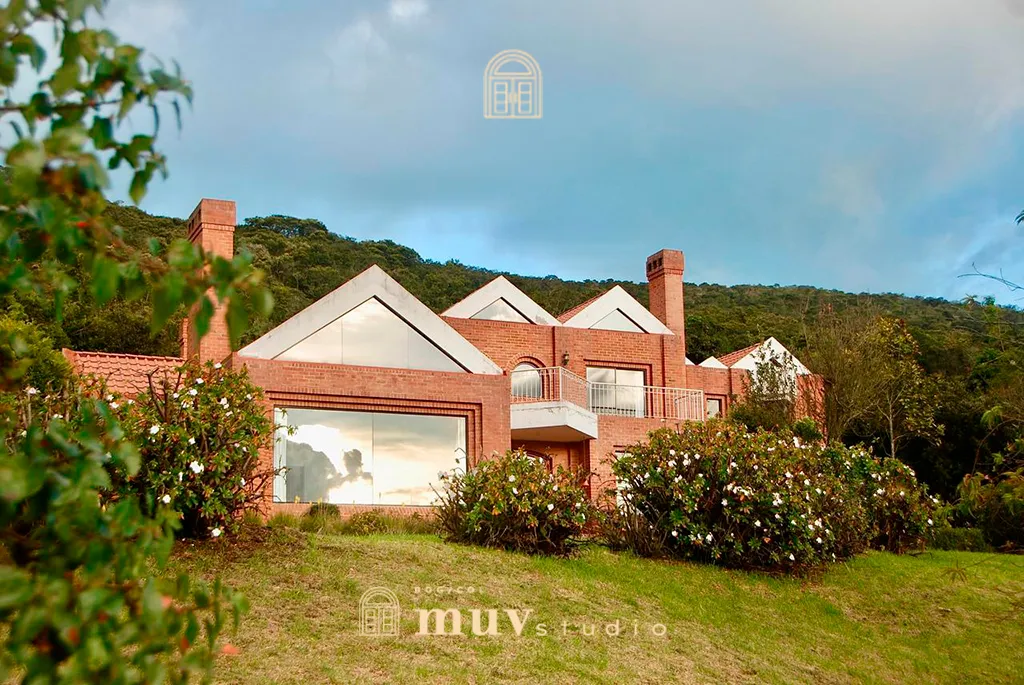 Hermosa y majestuosa casa en la montaña rodeada de verde en conjunto Residencial Sindamanoy para venta o arriendo. 