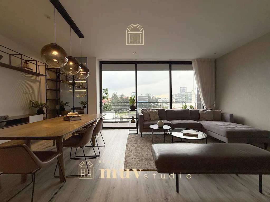 Maravilloso y moderno apartamento de tres habitaciones y gran balcon en Santa Paula en venta.