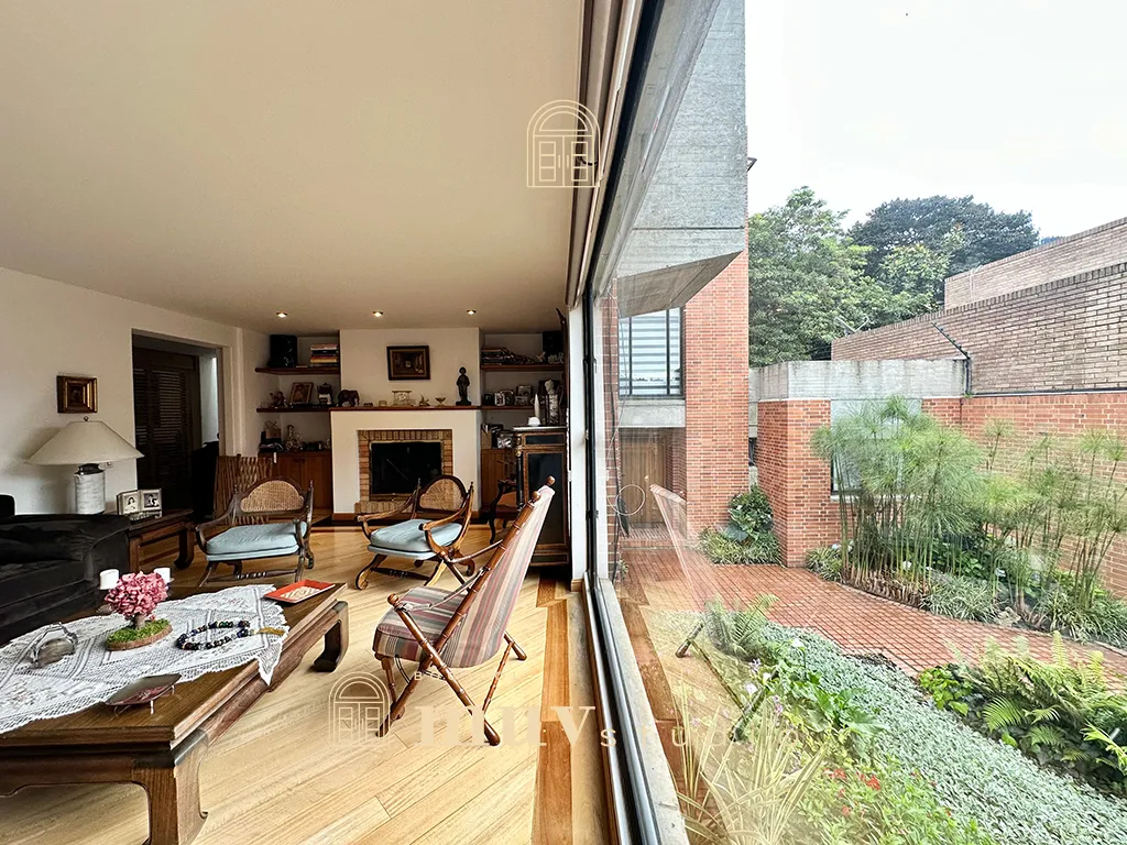 Lindísima casa con terrazas y vista verde en Santa Ana Oriental, en venta y renta