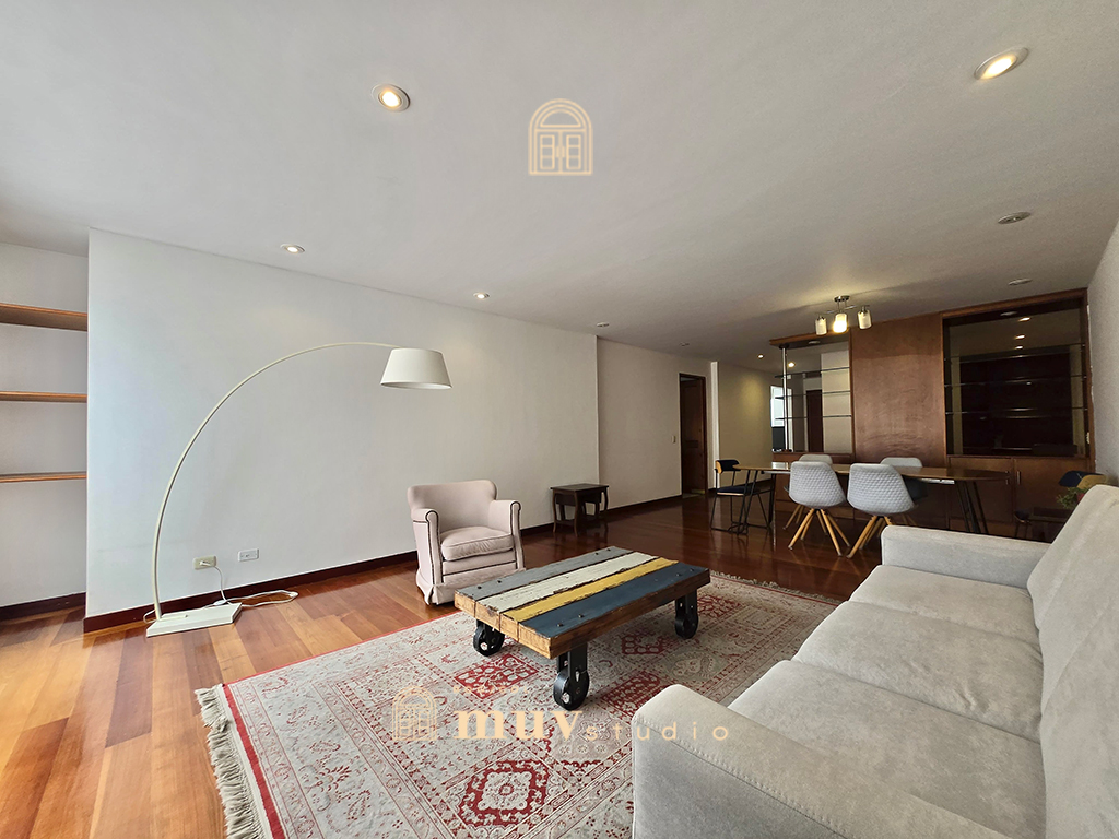 Amplio e iluminado apartamento en Santa Bárbara para arriendo o venta 