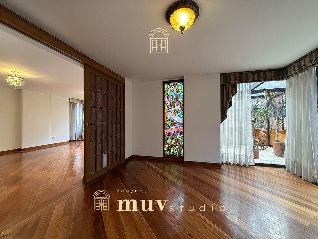 Clásico y amplio apartamento con solar, terraza y tres habitaciones en venta en Rosales