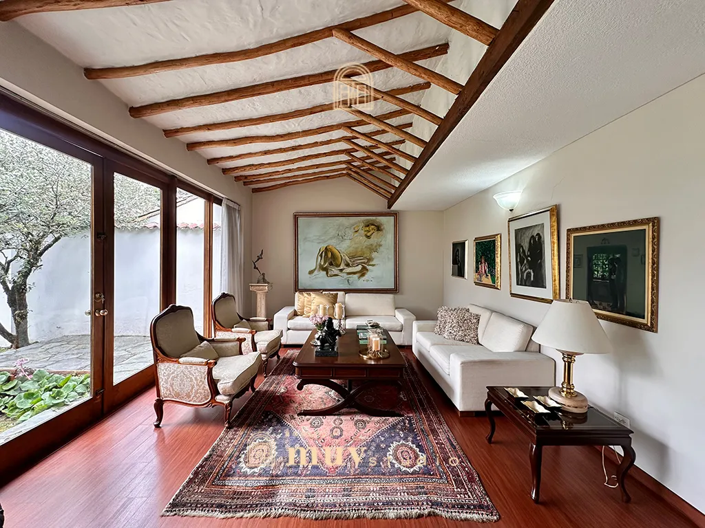 Casa amplia y rodeada de naturaleza en Cerros de Niza, en venta