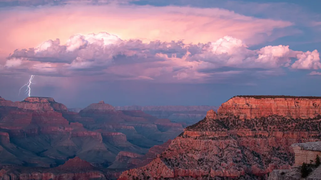 some mountains and clouds are covered by a thunder