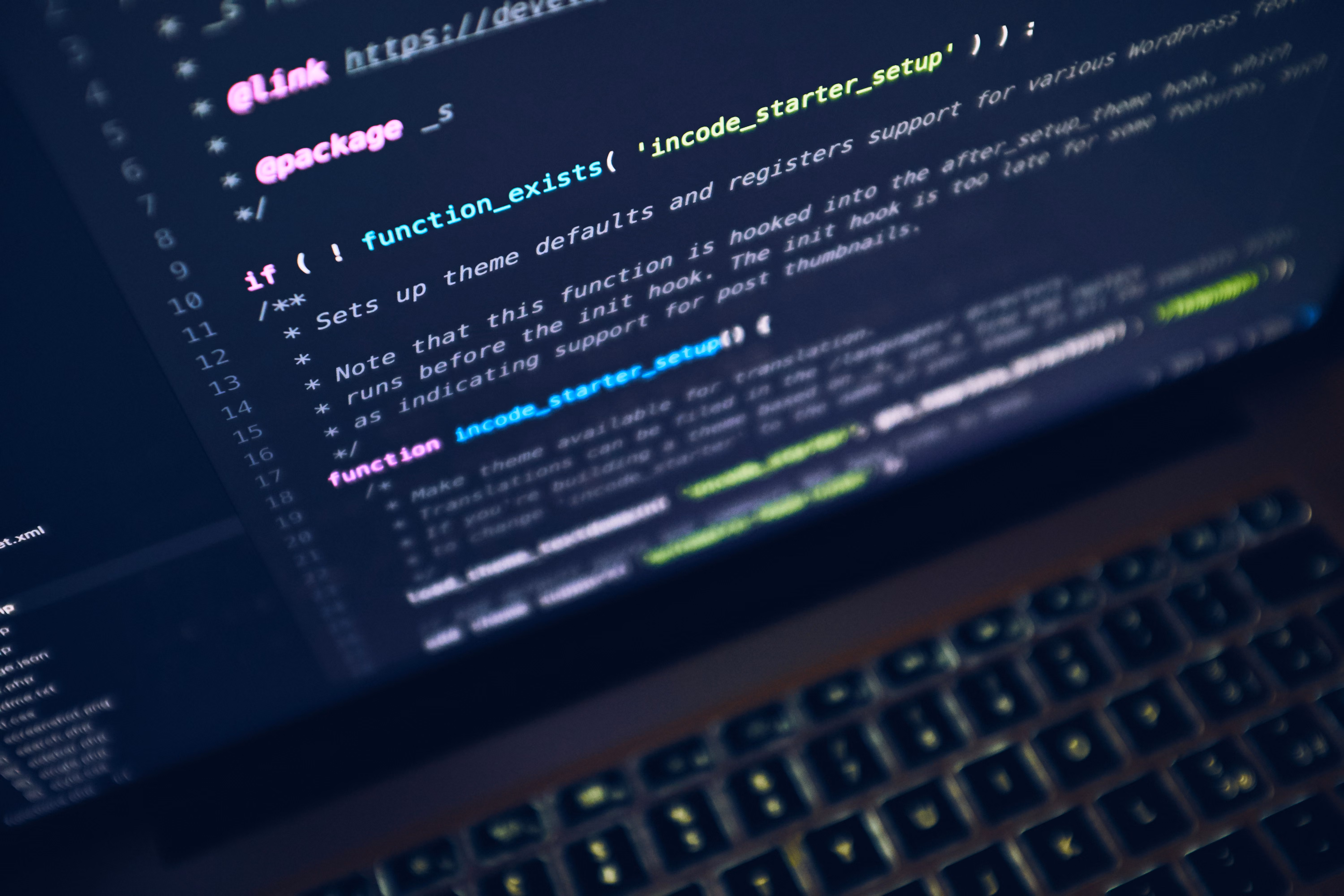 Computador com editor de código aberto exibindo função PHP incoding starter setup.