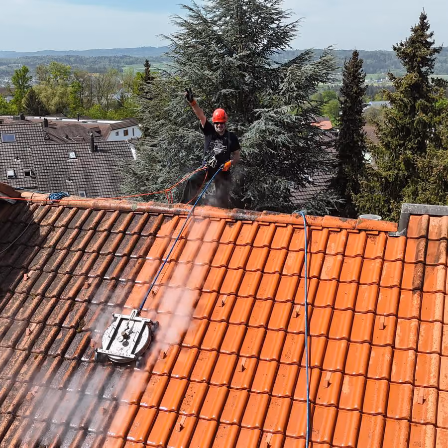 Ein Cleaning And More Mitarbeitender während der Dachreinigung