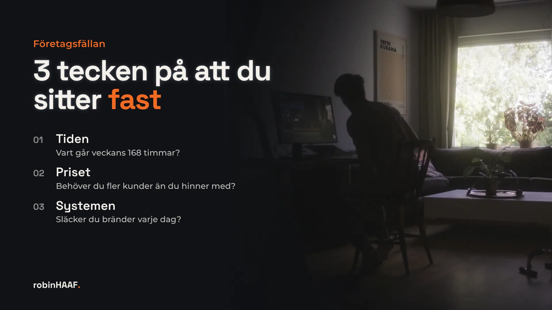 3 tecken på att du sitter fast i Företagsfällan: tiden, priset och systemen. Robin Haaf vid datorn i ett mörkt vardagsrum.