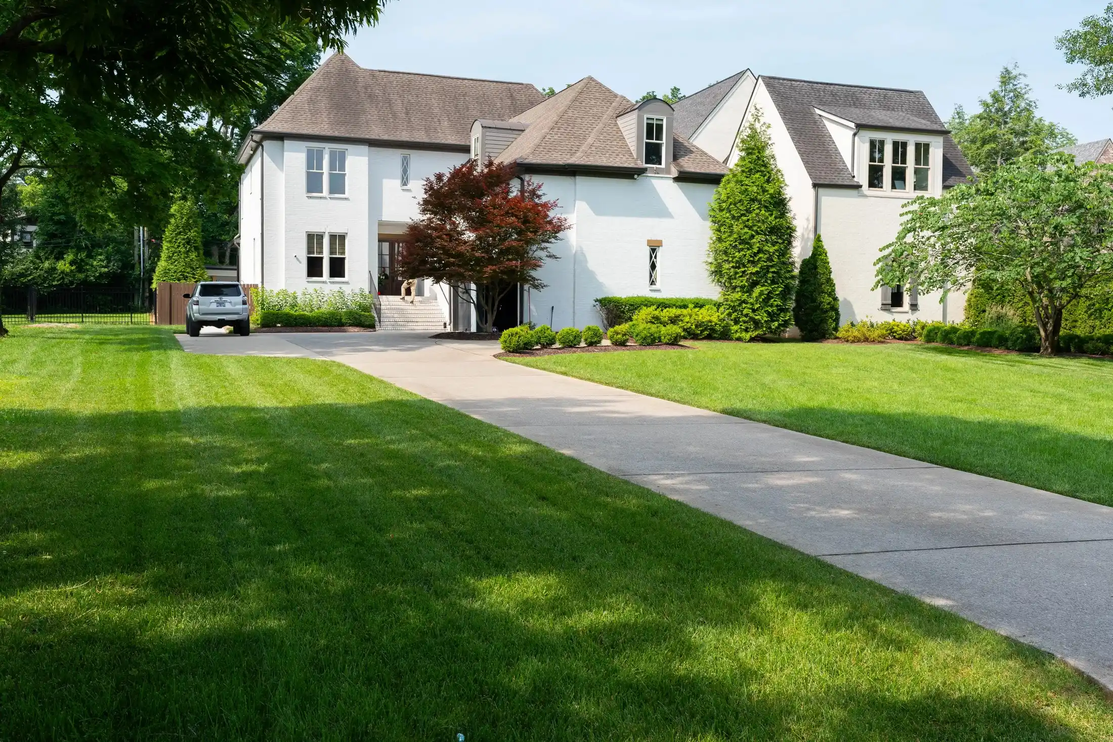 Beautiful residential property with professionally maintained lawn and landscaping by Veragreen