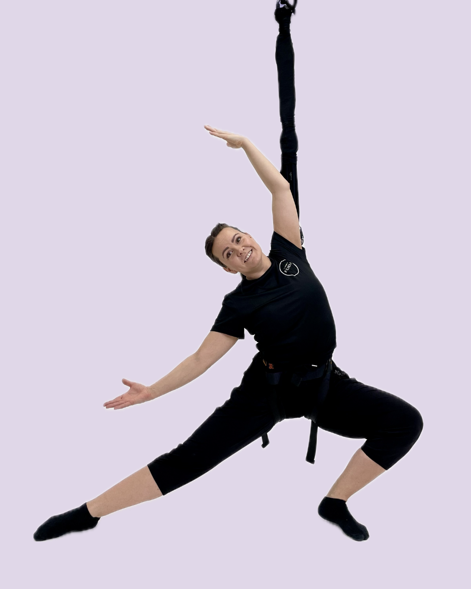 Nainen taivuttaa sivulle bungee-valjaissa.