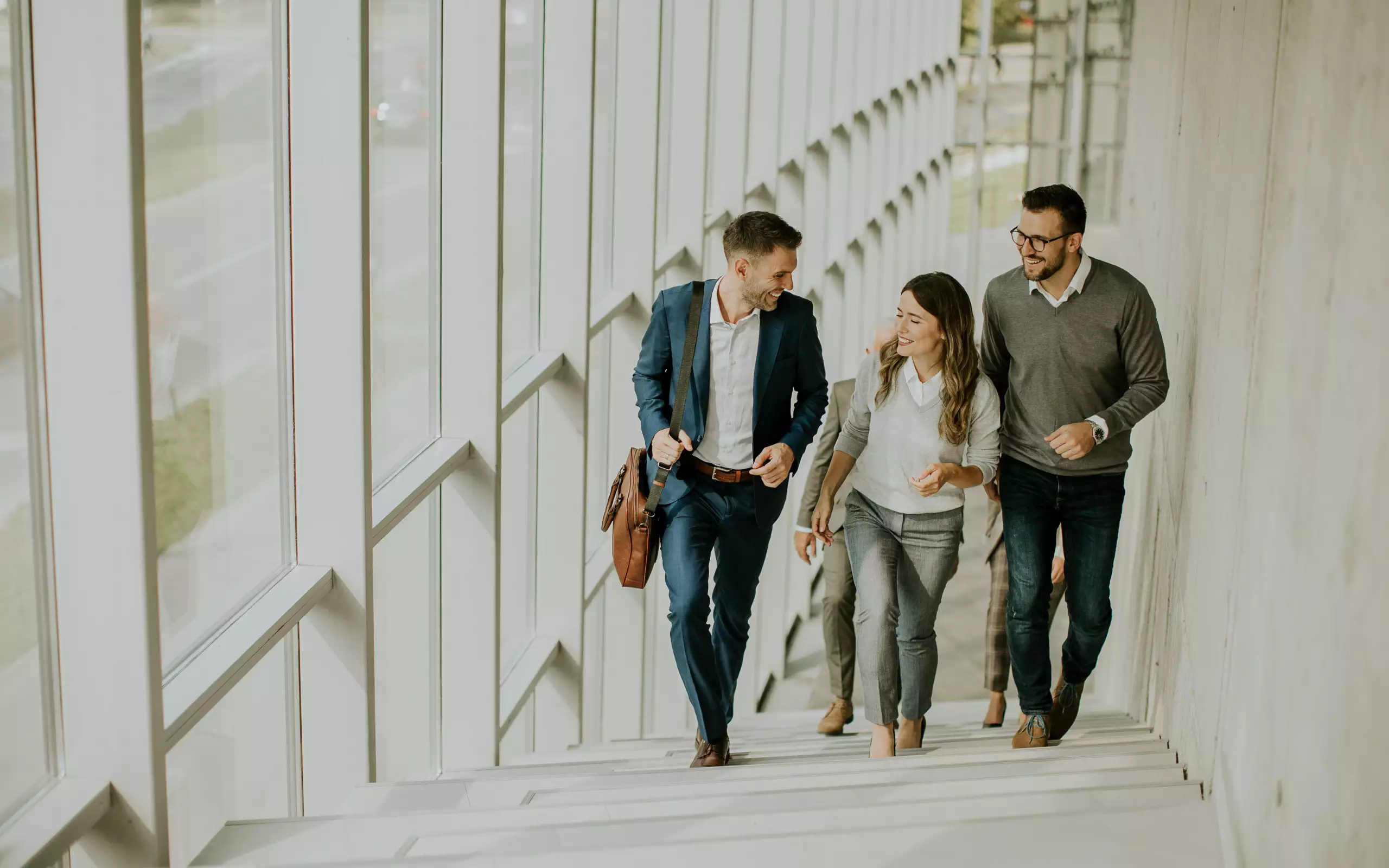 Kleiner junge steht am Anfang einer großen Treppe