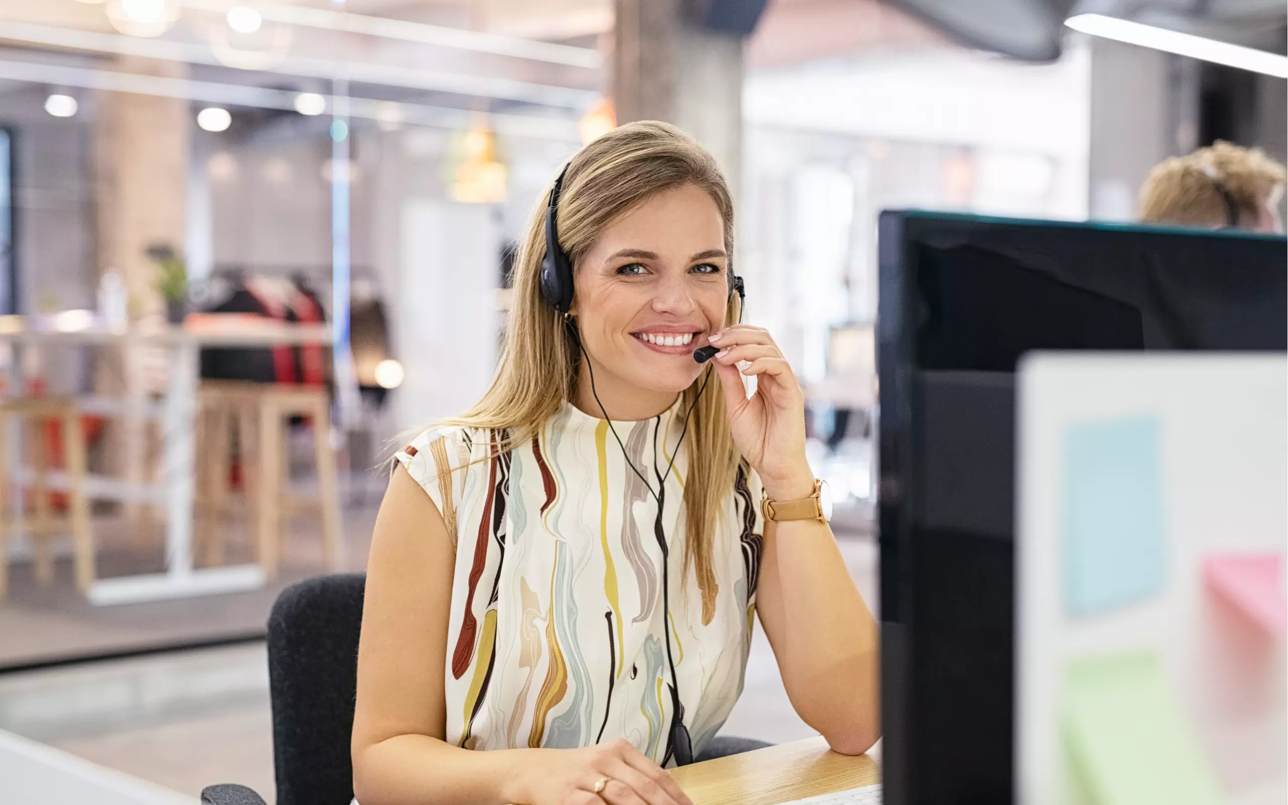 Eine Agentin im Kundenservice-Center