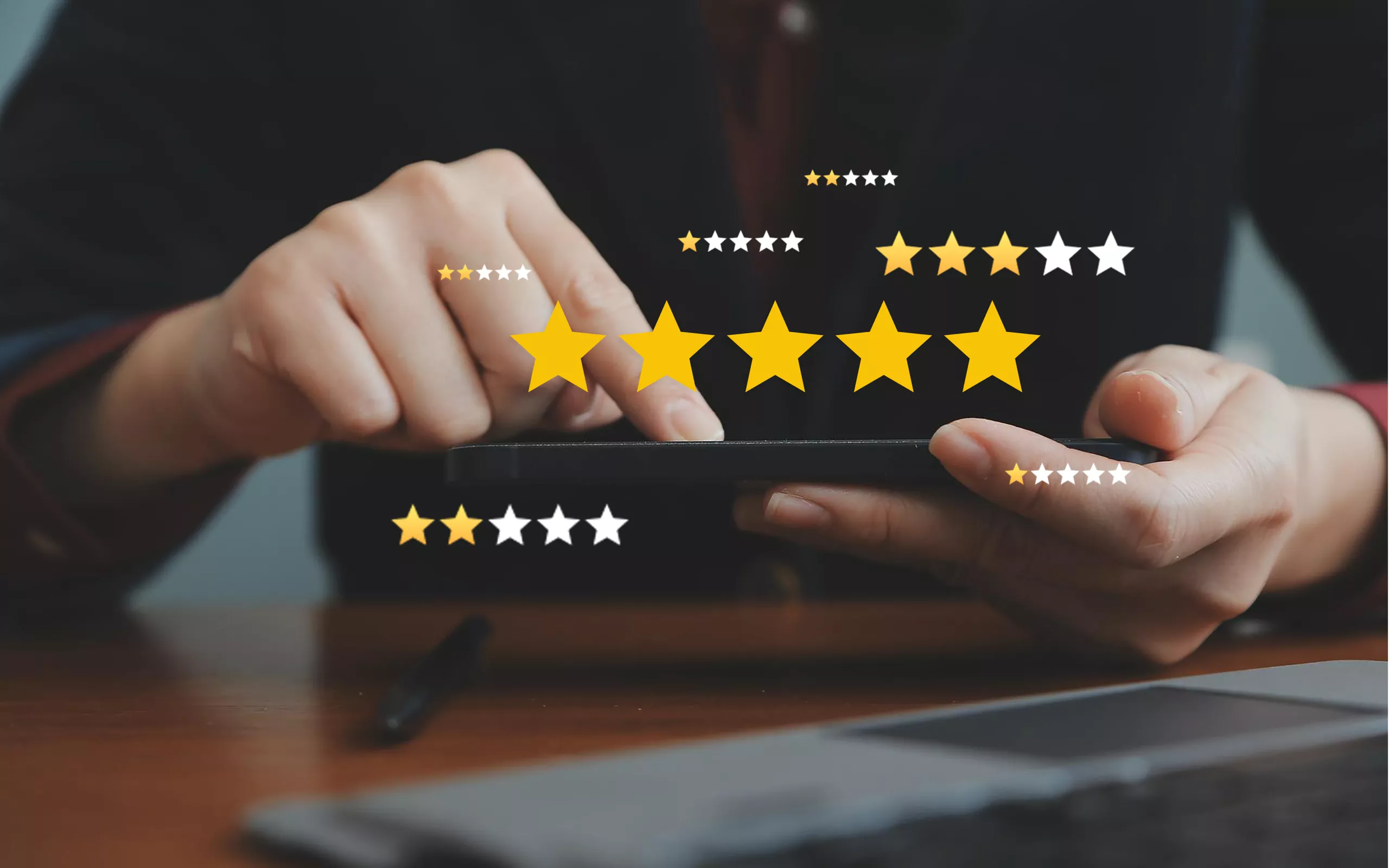 Schematische Darstellung von "Customer Experience" in Form eines Kreises mit verschiedene Symbolen rundherum, die unterschiedliche Aspekte der Kundenerfahrung repräsentieren. 