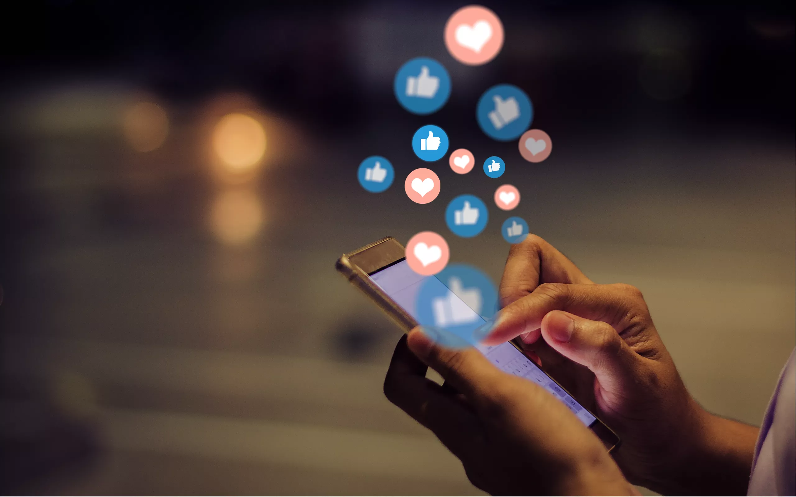 Ein Router über dem viele verschiedene Social Media Logos sind
