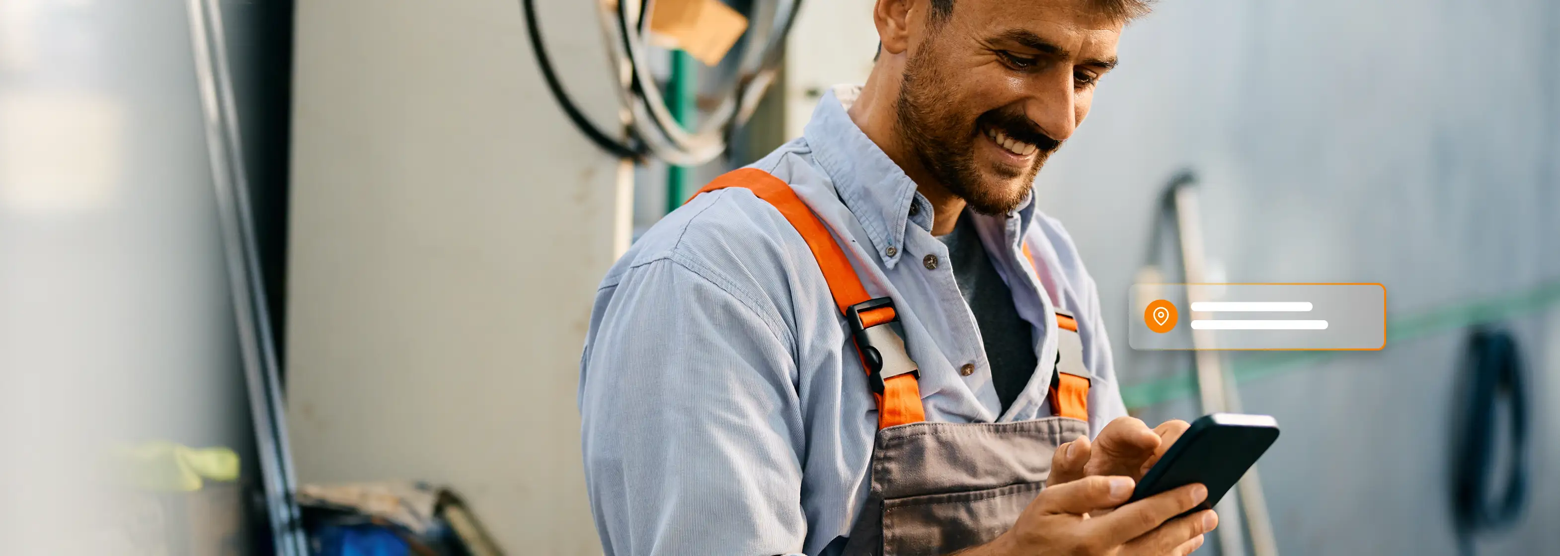 Außendienstmitarbeiter erfasst Einsatzdaten mobil per Smartphone direkt an der Infrastruktur.