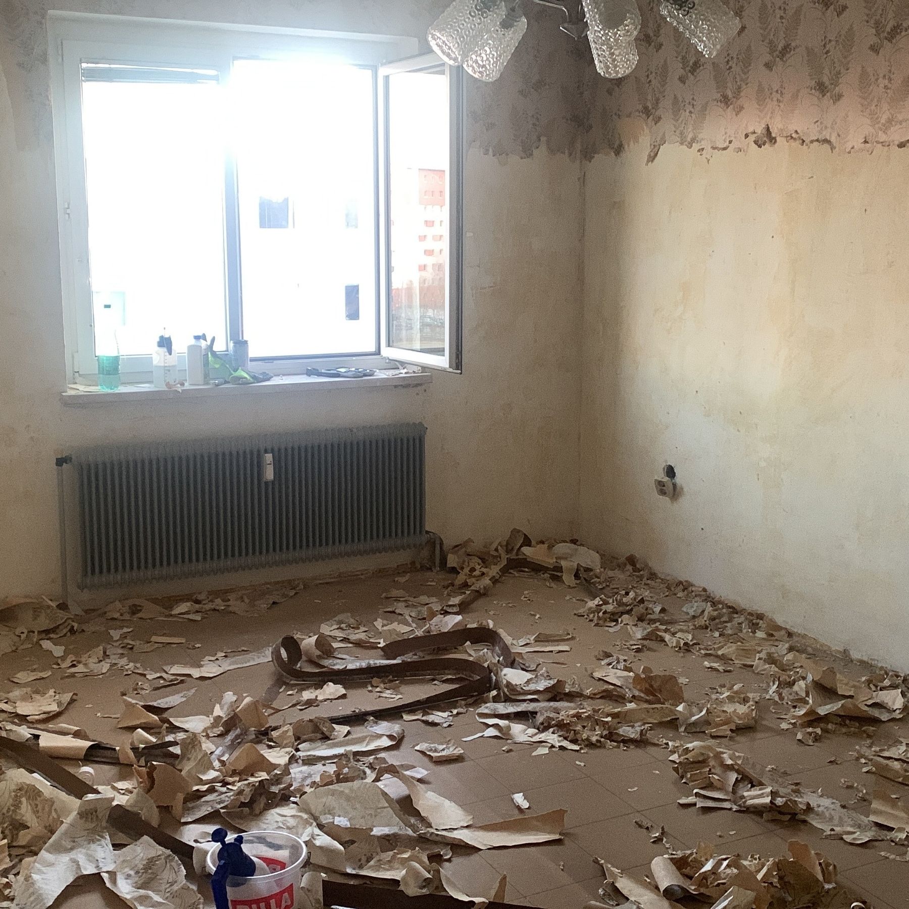 Screenshot of a WhatsApp conversation in German discussing a sent invoice, appreciation for support, Christmas wishes, and plans to meet for key handover in Bad Hall.