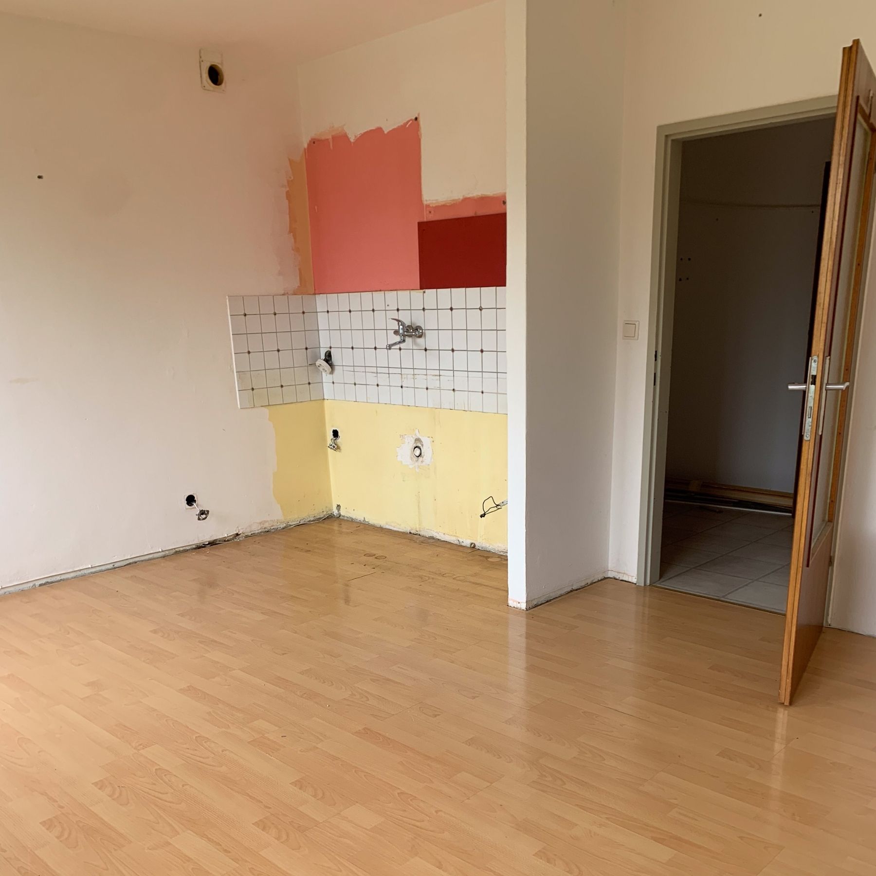 Email titled 'Präsentation Wohnung' praising Mr. Nussbaumer for perfect work and engagement, ending with thanks and social media handles.