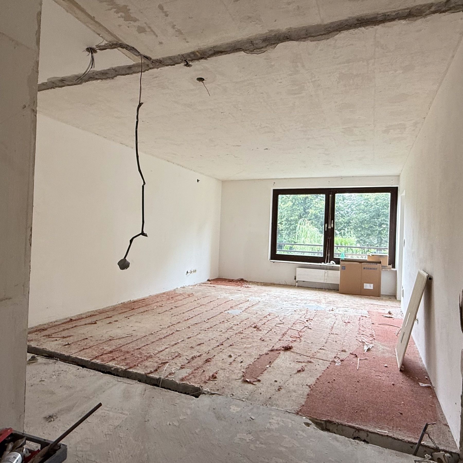 Hand holding an open thank you card with handwritten German text and a red wall in the background displaying the word MOVE.